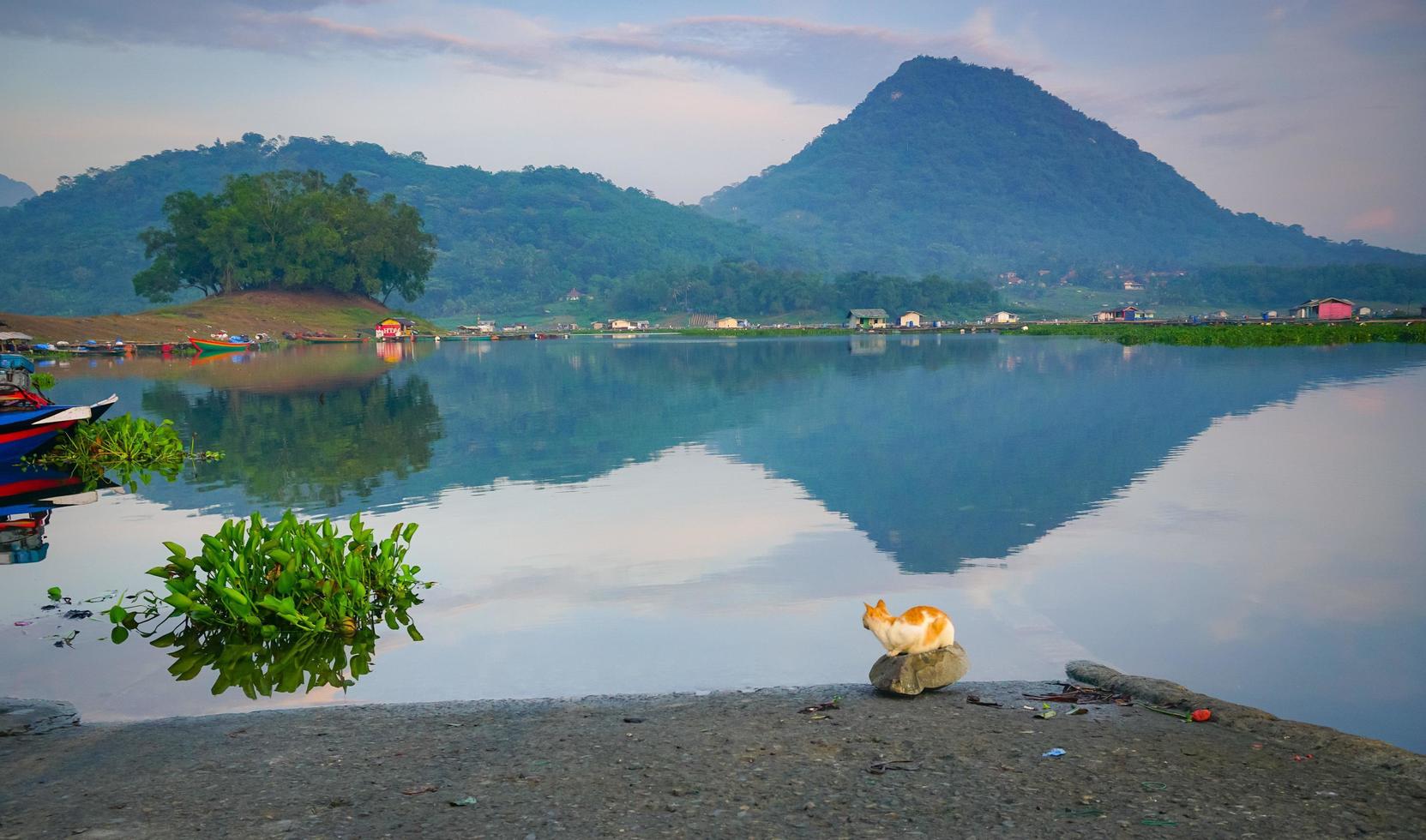 schöne Landschaften mit Bergen und Spiegelungen an den Seen. perfekt für Tapeten oder natürlichen Hintergrund. launischer ruhiger Morgen. kostenloses Foto