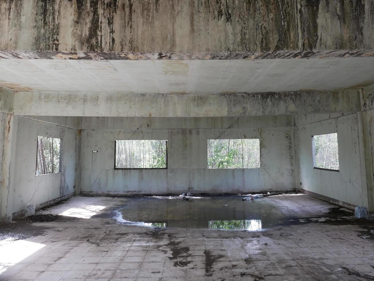 verlassenes gebäude verlassenes zimmer mit rissigen wänden und abblätternder farbe es ist wasser im schrecken. foto