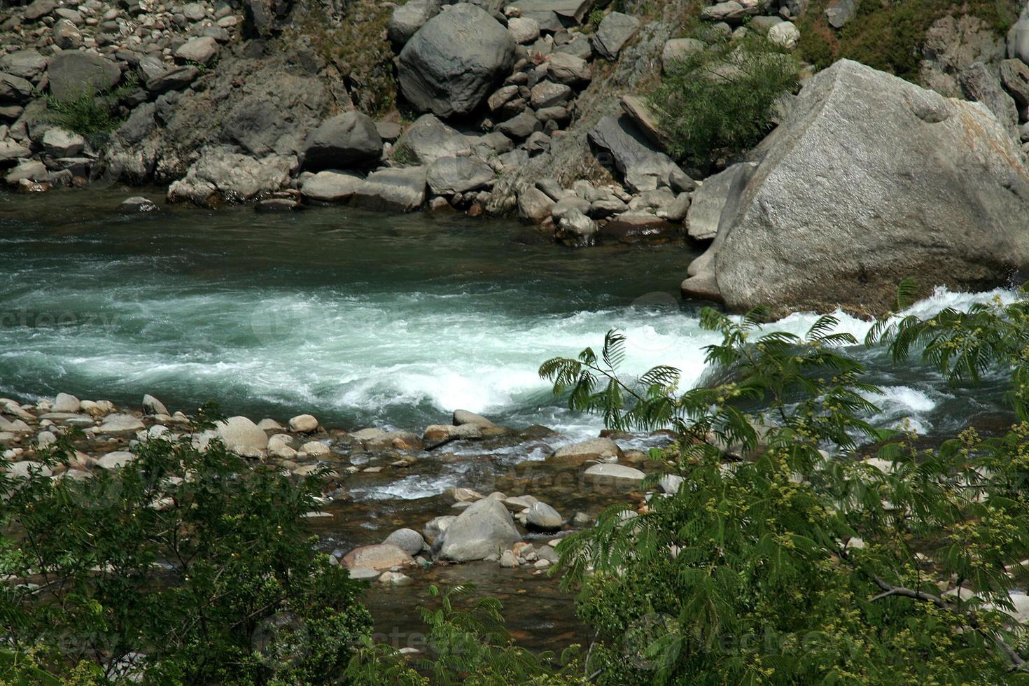 schäumender Wasserstrahl foto