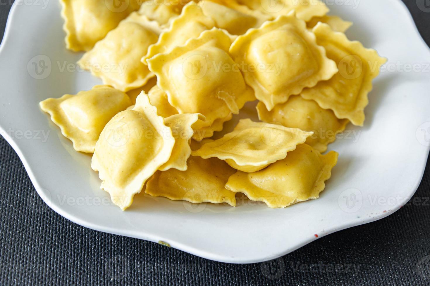 Ravioli frische gesunde Mahlzeit Snack auf dem Tisch Kopie Raum Essen foto