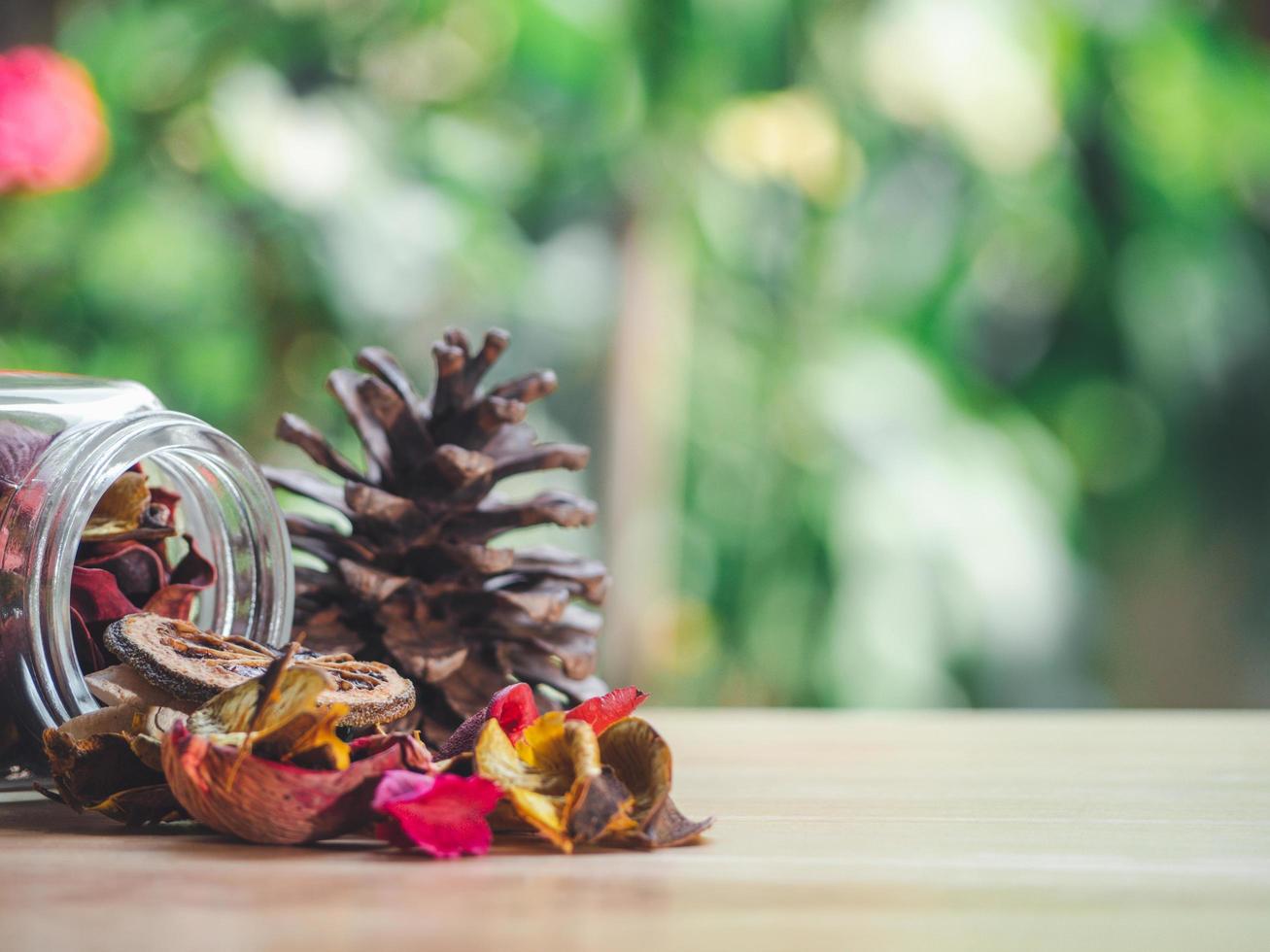 ätherisches öl, das aus glastropfer in braune flasche organische bio-alternative medizin fällt. Beauty- und Spa-Konzept. foto