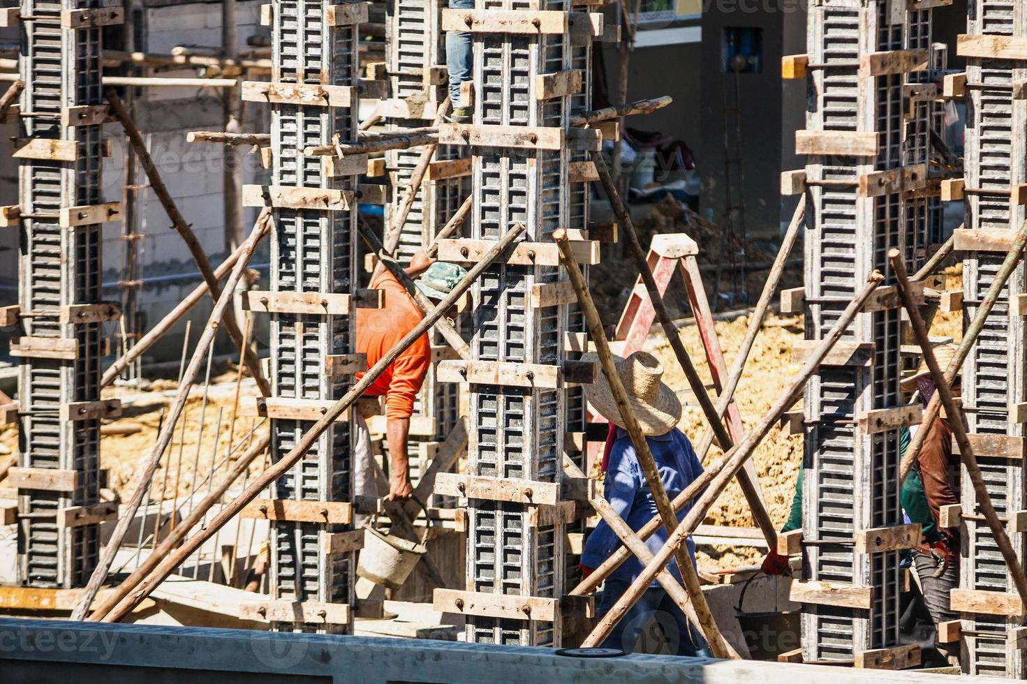 arbeiter, der auf der baustelle beton in die schalung gießt, um ein haus zu bauen foto