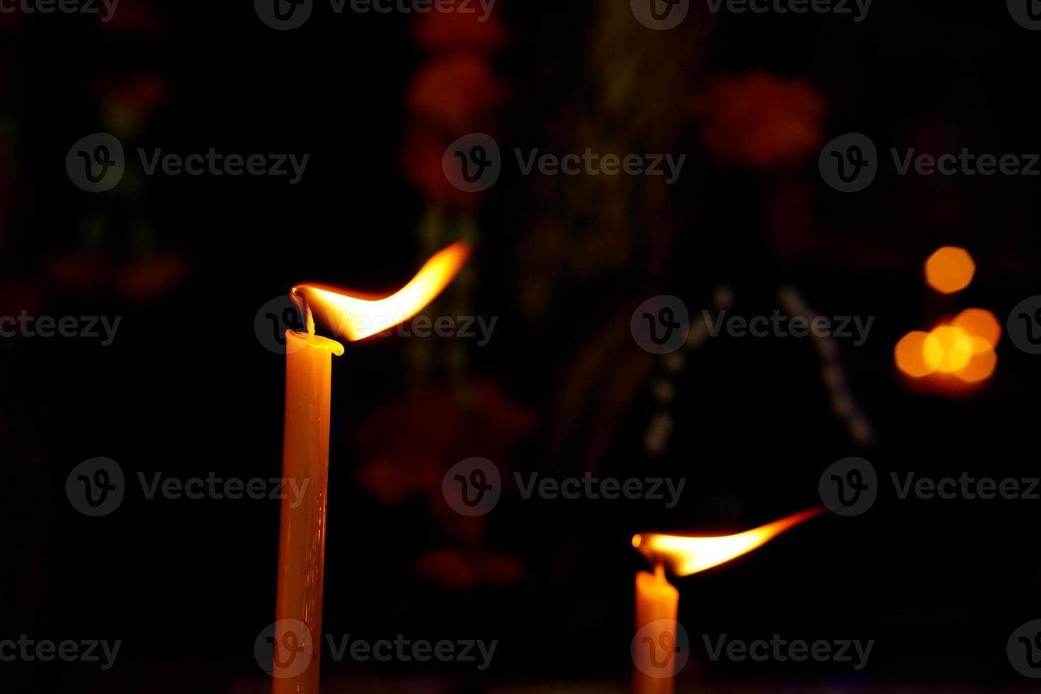 goldenes kerzenlicht in der anbetung am buddhistischen heiligen tag foto