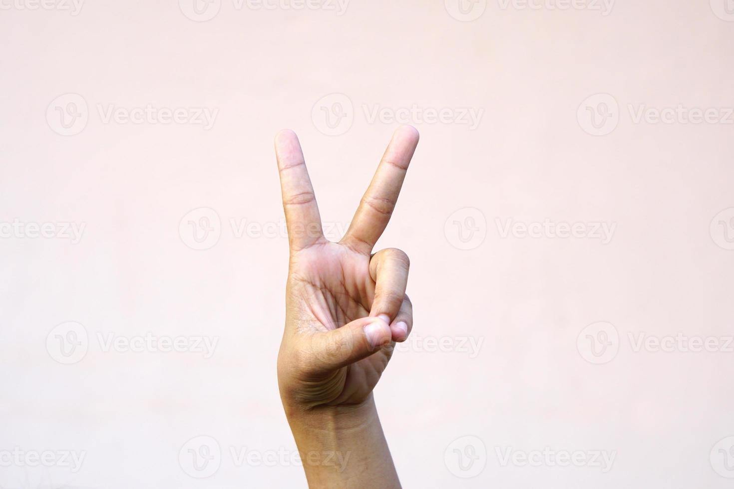zwei daumen hoch die hand der asiatischen frau als symbol der ermutigung foto