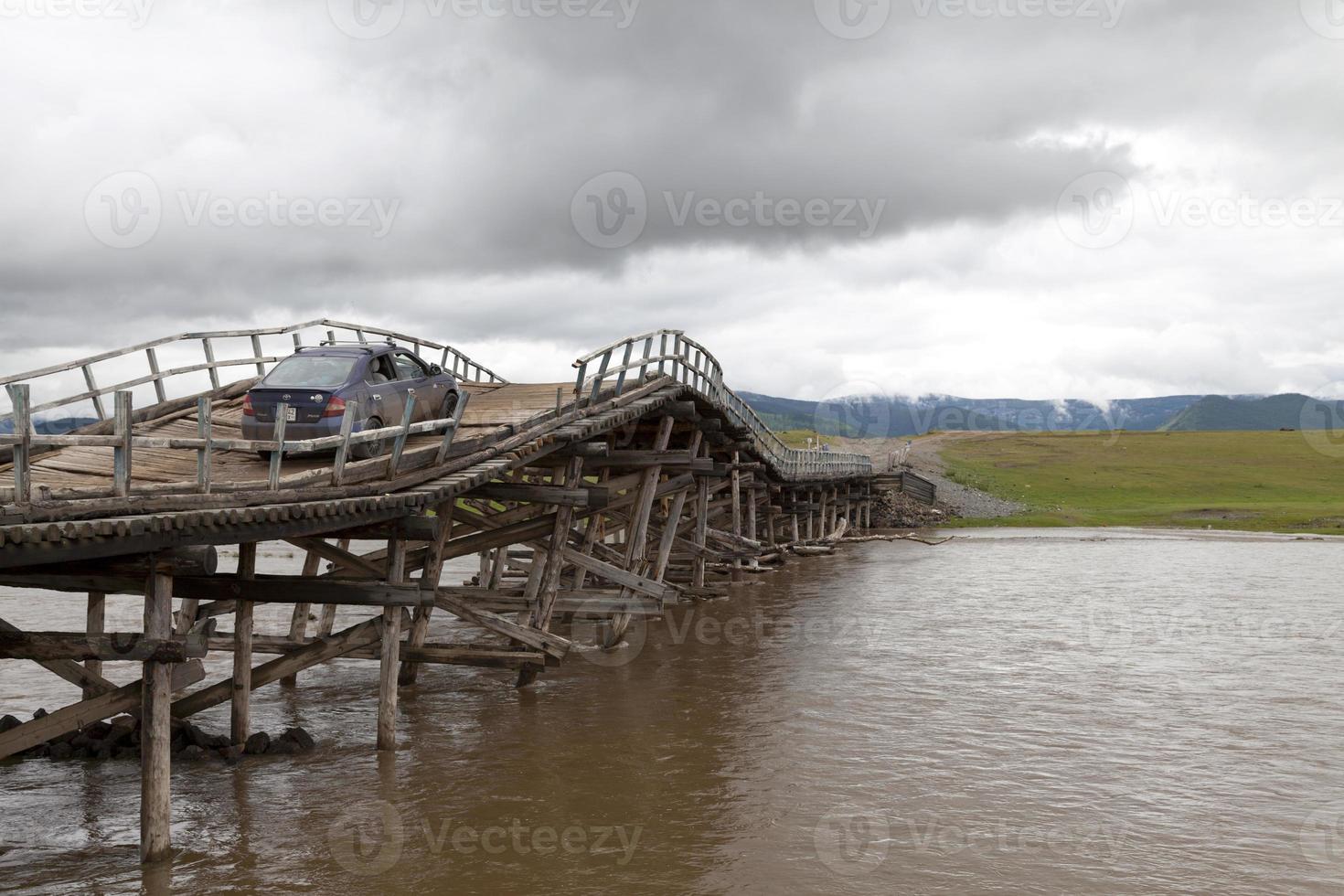 wackelige Holzbrücke über den Fluss Orkhon foto