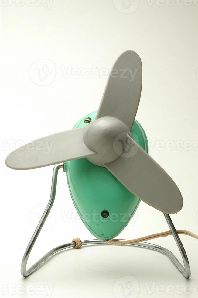 Frontperspektive Vintage-Fan, kleiner Retro-Fan, isolierter Fan, weißer Hintergrund foto