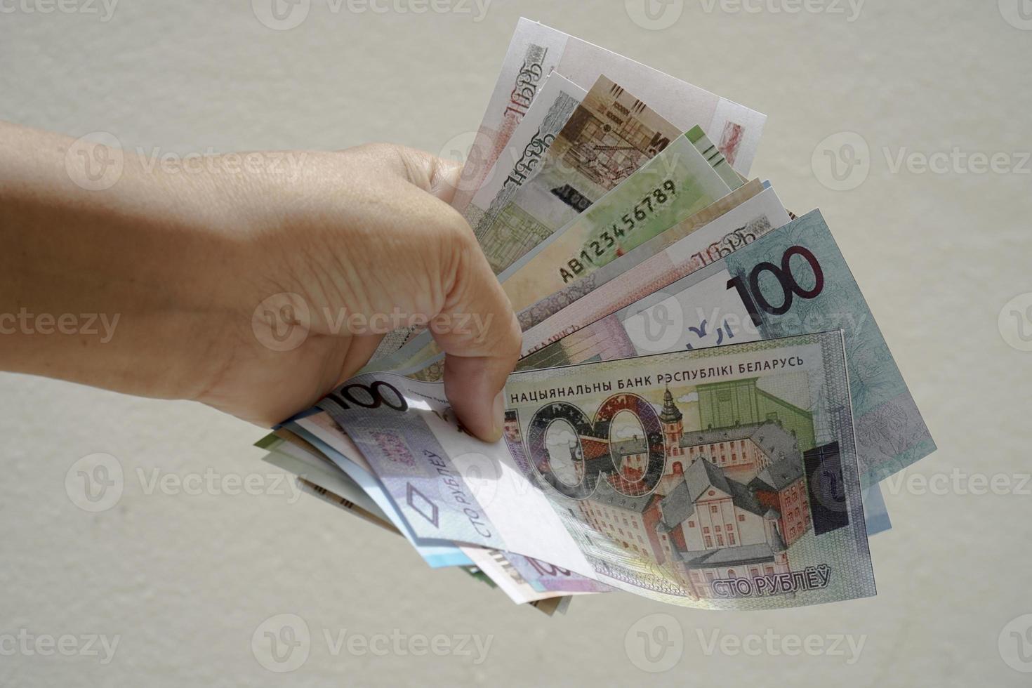 Banknoten des russischen Rubels in der Hand einer asiatischen Frau. foto