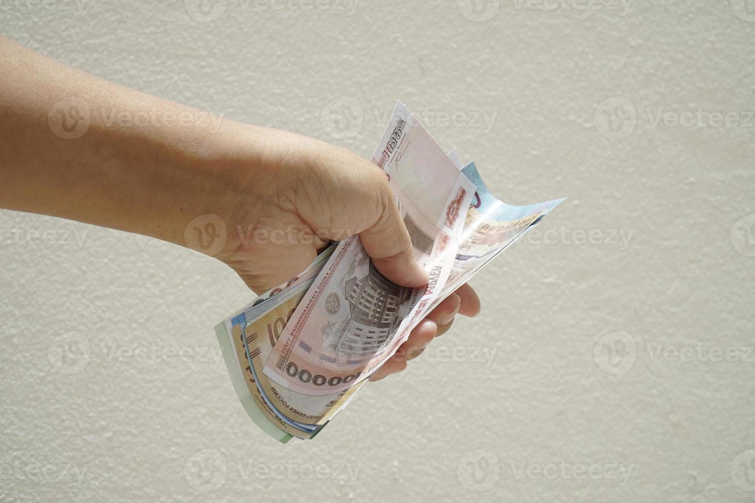 Banknoten des russischen Rubels in der Hand einer asiatischen Frau. foto