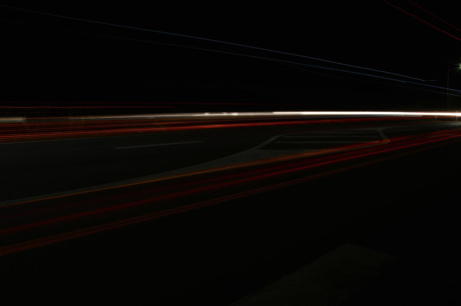 eine Straße in der Nacht foto