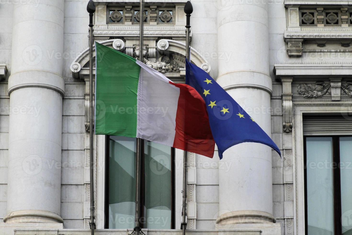 die flagge von italien und die flagge der eu im wind in florenz, italien foto