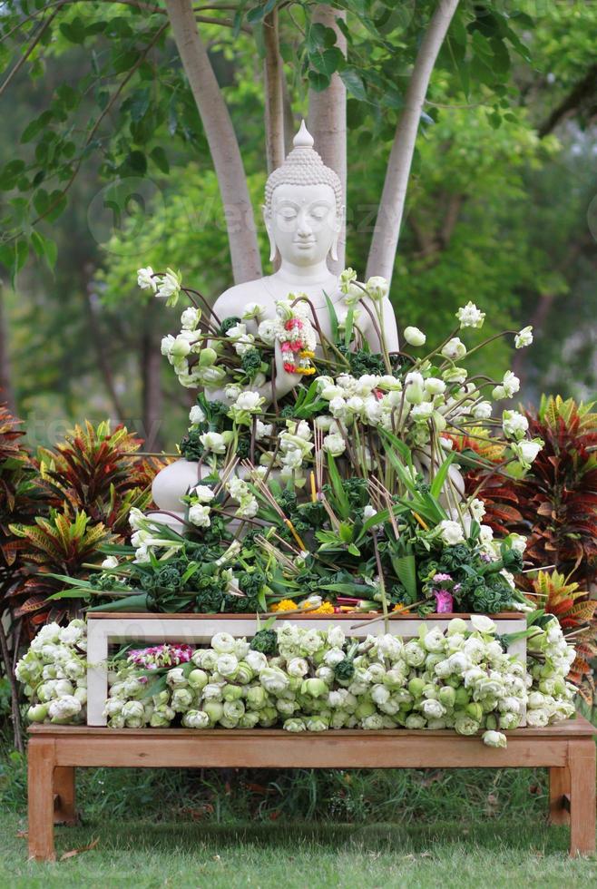 Anbetung des Buddhismus mit Blumen und Girlanden für die Buddha-Statue am Magha-Puja-, Asalha-Puja- und Visakha-Puja-Tag in Thailand foto