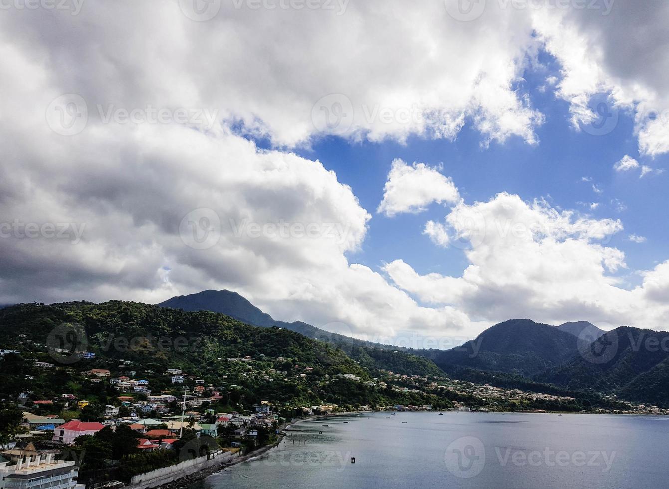 roseau die hauptstadt von dominica aus der perspektive des kreuzfahrtterminals foto