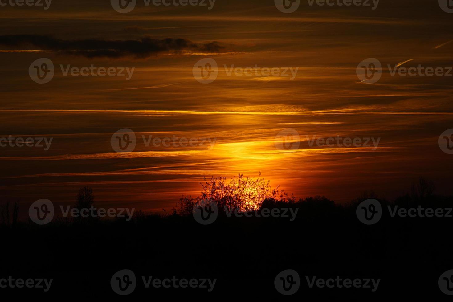 untergehende Sonne am Stadtrand von Berlin. der Himmel scheint zu brennen foto