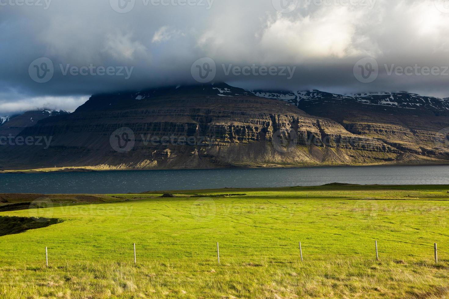 malerische landschaft mit grüner natur in island im sommer. Bild mit einer sehr ruhigen und unschuldigen Natur. foto