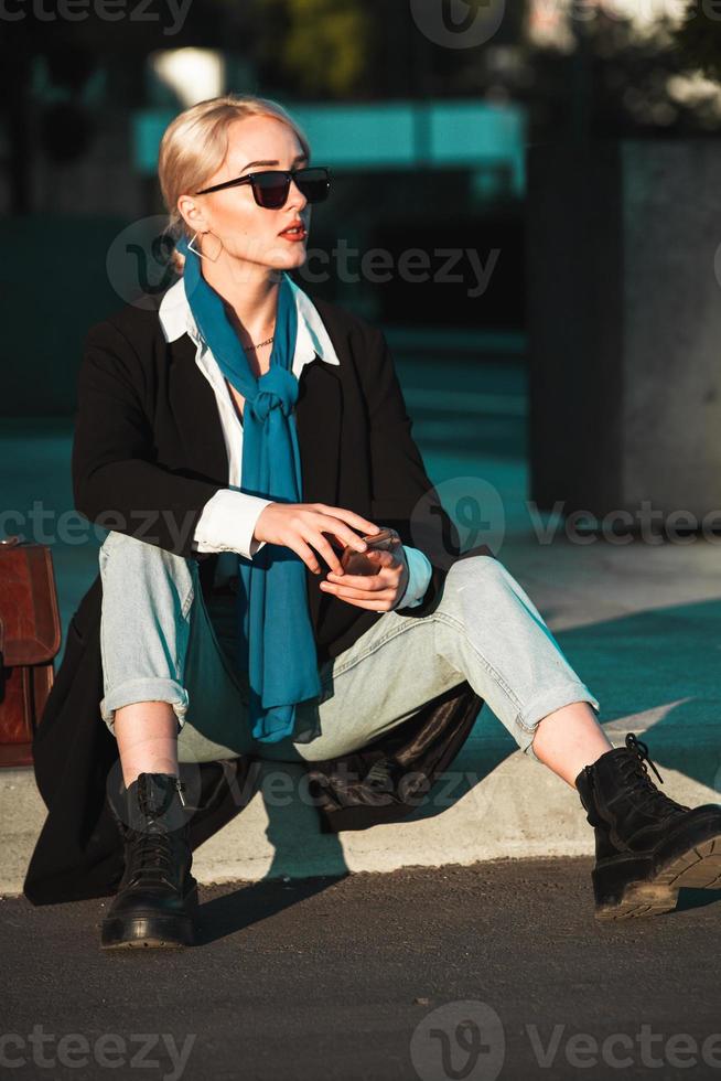 Porträt einer erfolgreichen Geschäftsfrau. blondes europäisches Mädchen. russische Geschäftsfrau. Hipster-Mädchen-Outfits. foto