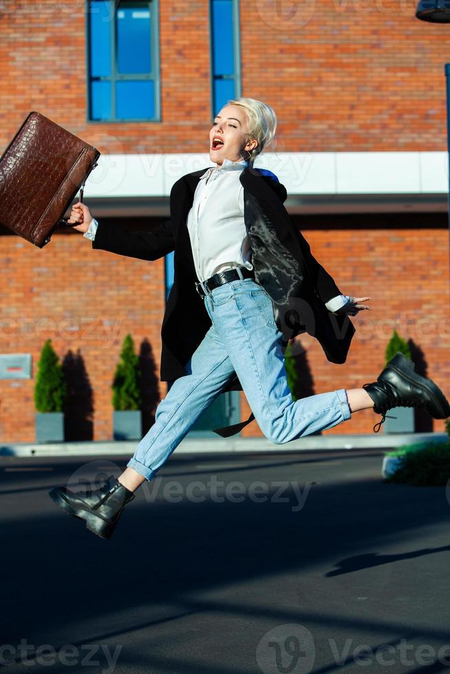 Porträt einer erfolgreichen Geschäftsfrau. blondes europäisches Mädchen. russische Geschäftsfrau. Hipster-Mädchen-Outfits. foto