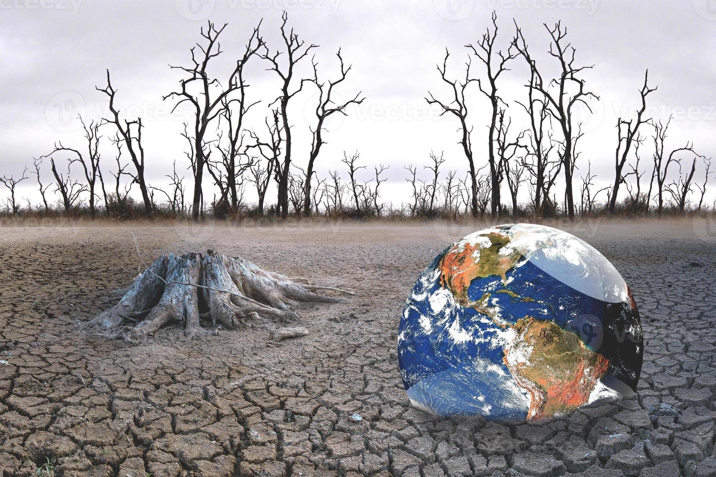 das Konzept der globalen Erwärmung und Dürre und Armut und Nahrungsmittelknappheit. Trockene Böden mit heißem Klima haben einen Globus, dem es an Grünflächen mangelt. foto