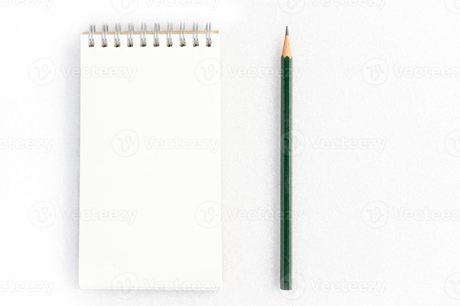 Notizblock und Bleistift lokalisiert auf weißem Hintergrund. foto