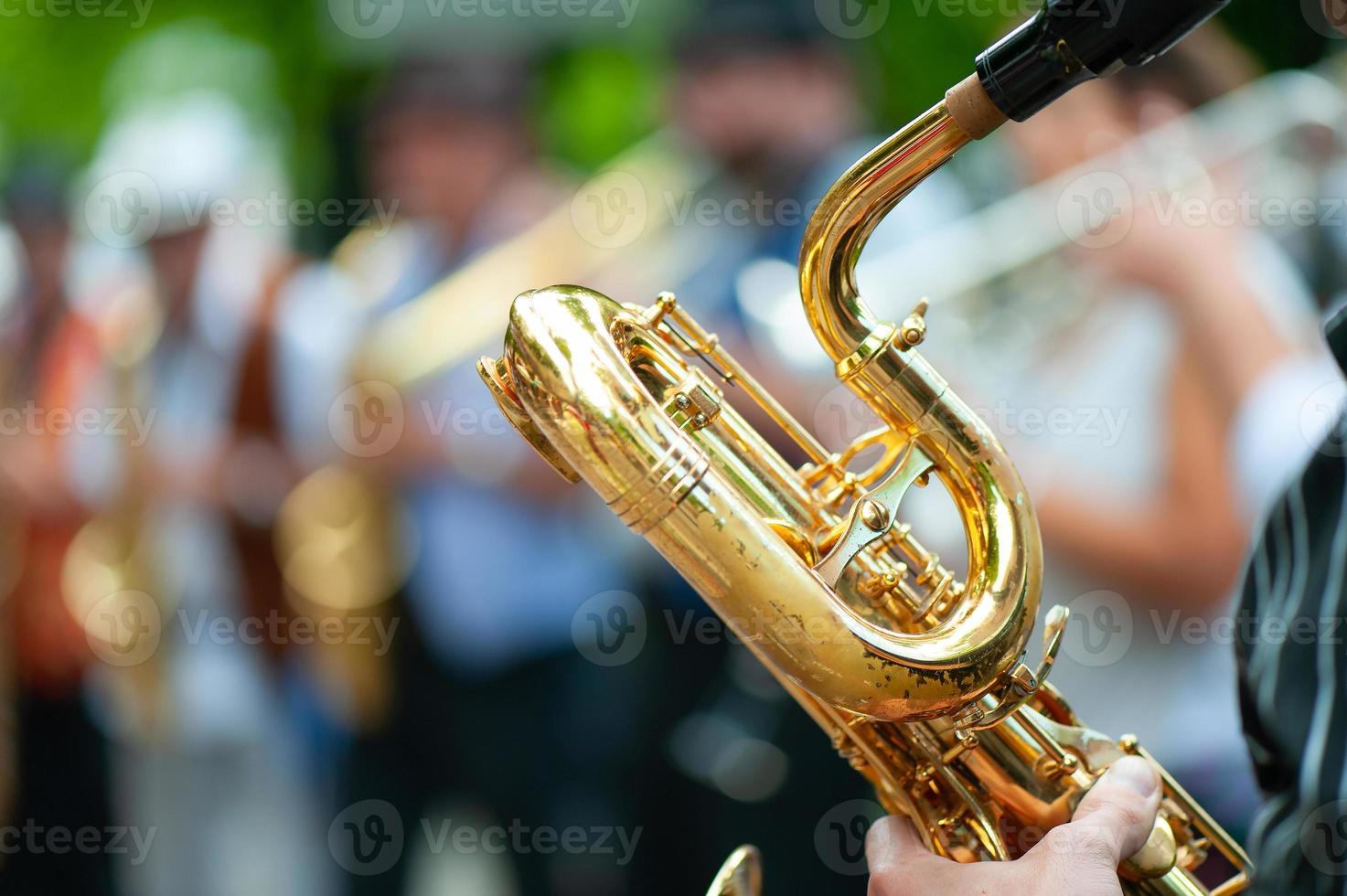 baritonsaxophonist führt mit seiner gruppe straßenaufführungen durch foto