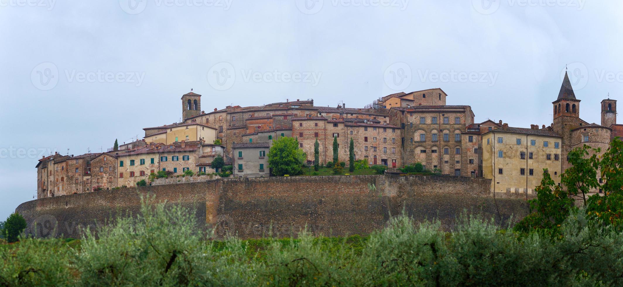 Panorama des mittelalterlichen Dorfes Anghiari in der Toskana - Italien foto