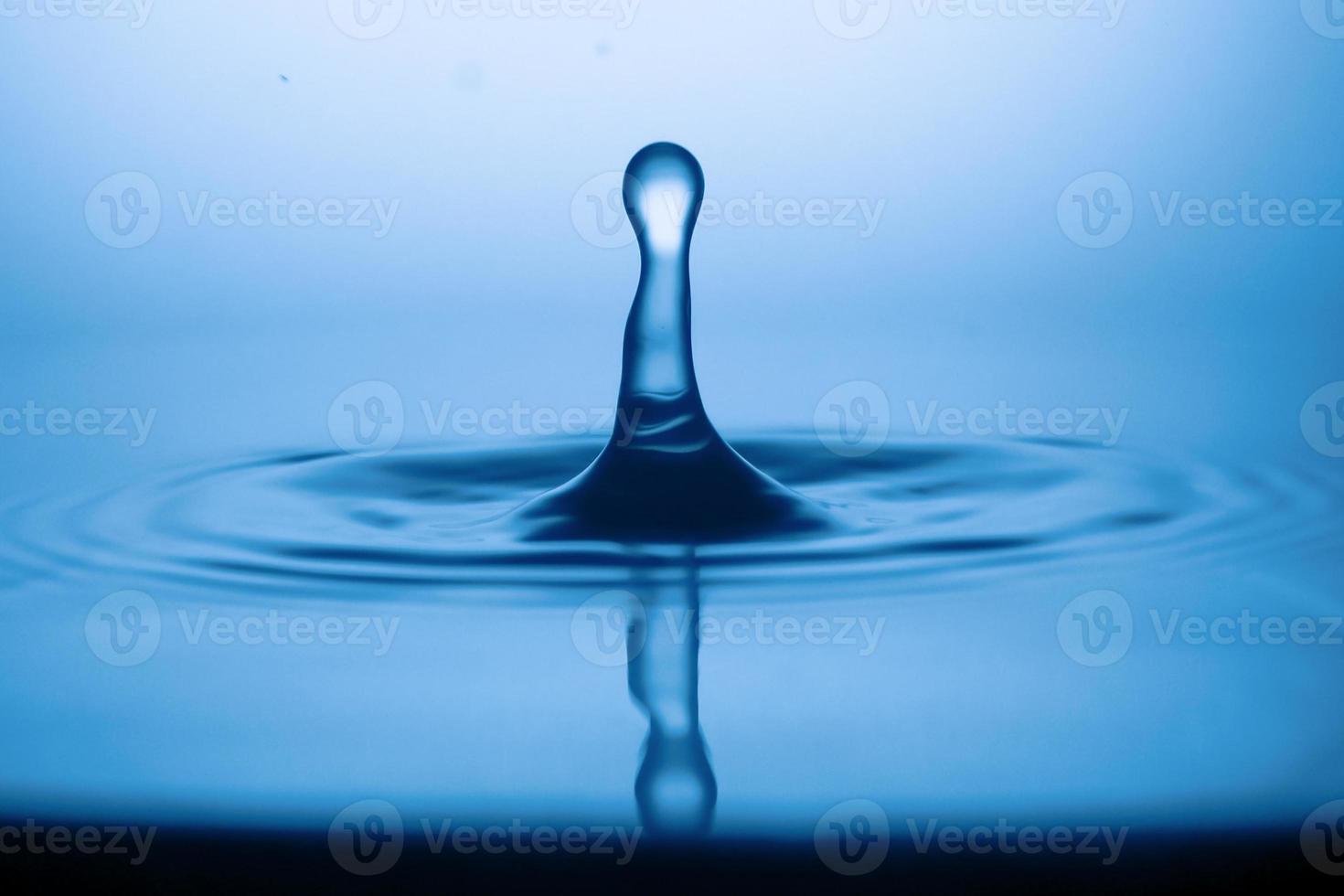 Wassertropfen und Spritzer. abstraktes hintergrundkonzept der wasserform. foto