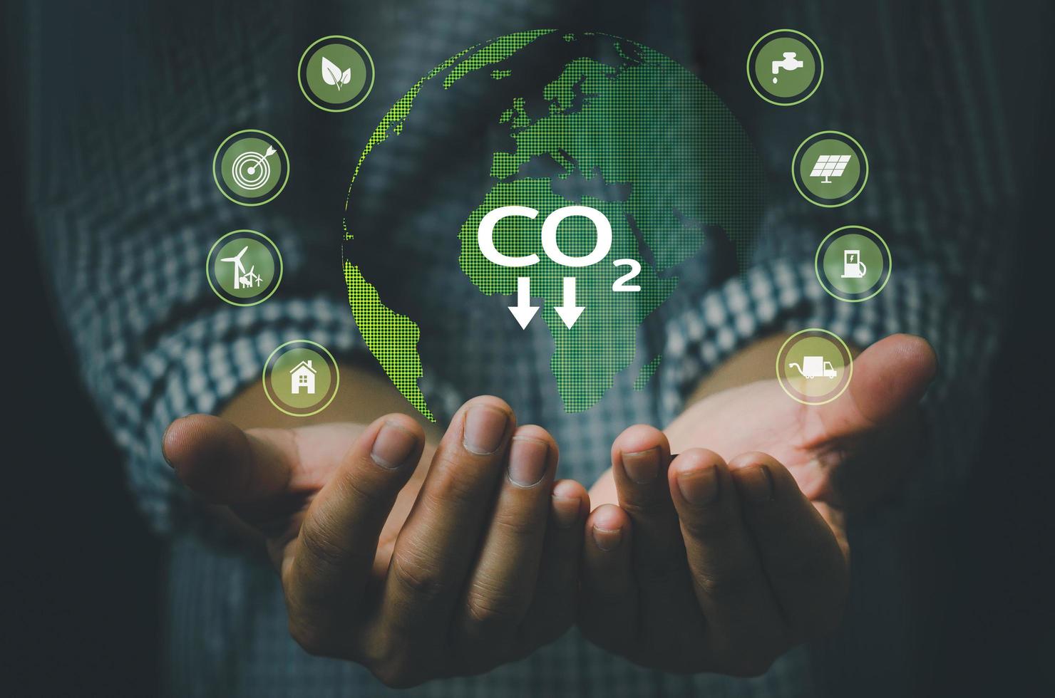 Green Globe Hand CO2-Emissionen und Umweltschutz, die Zukunft nutzt die Technologie der Ressourcen zur Reduzierung der Umweltverschmutzung. foto