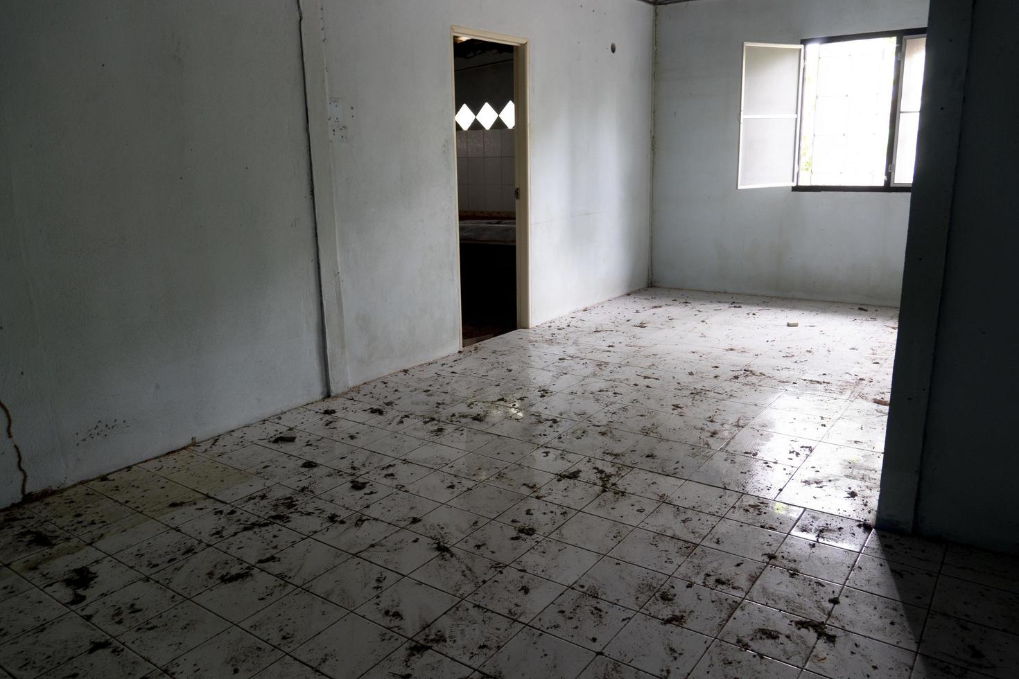 Tür und Fenster im Inneren des Hauses mit der Umgebung des Hauses, die schmutzig und dunkel ist. verlassene Gebäude. foto