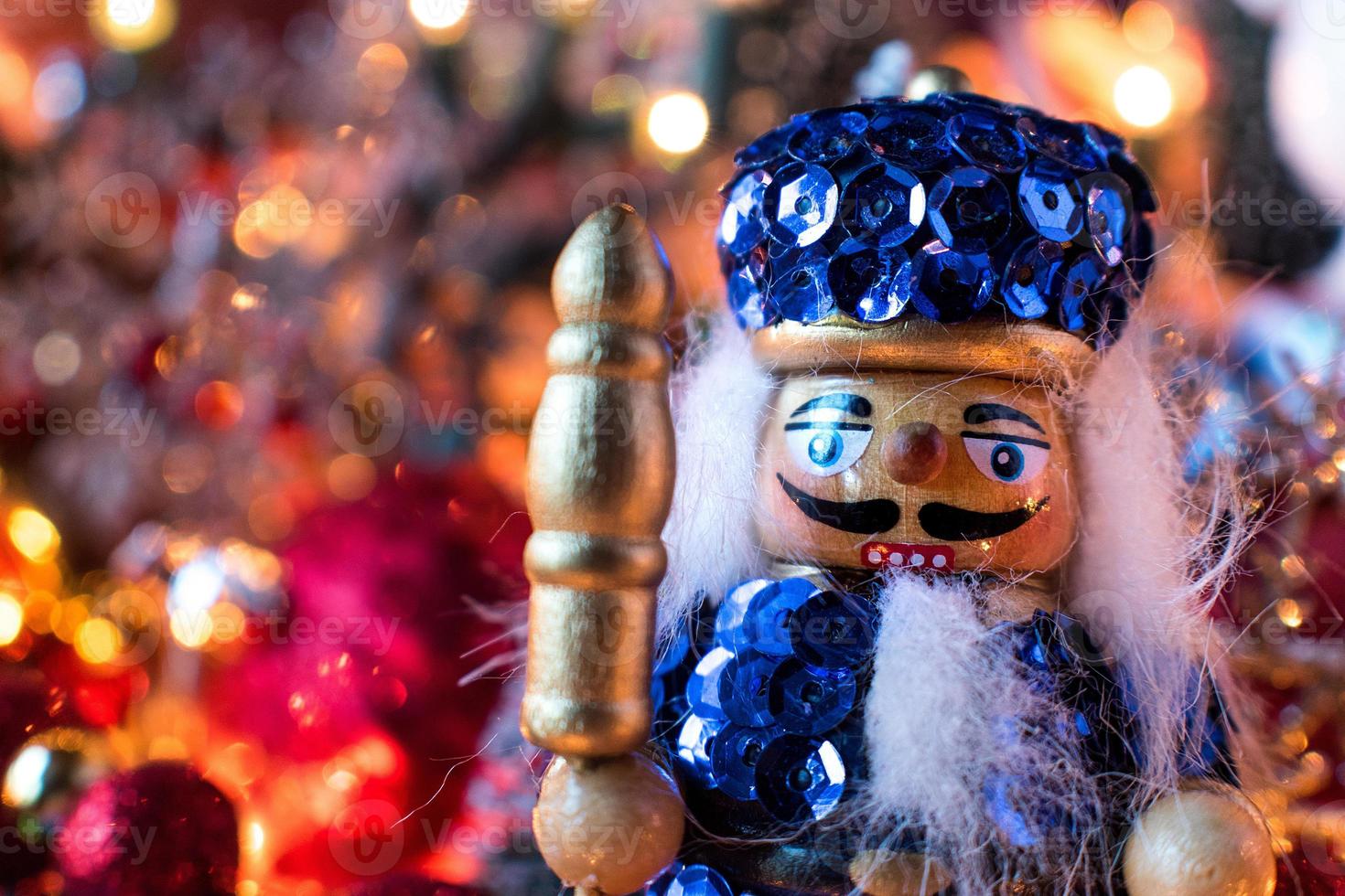 weihnachtliche nussknackerdekorationen in festlichen weihnachtslichtern foto