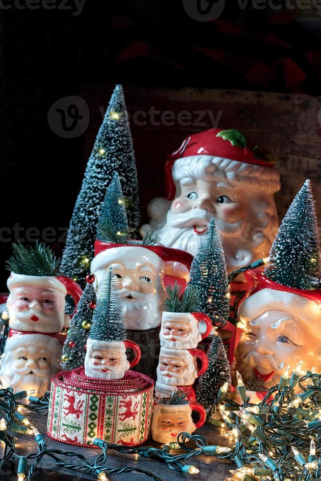 sammlung von weihnachts-santa-bechern in urlaubsumgebung foto