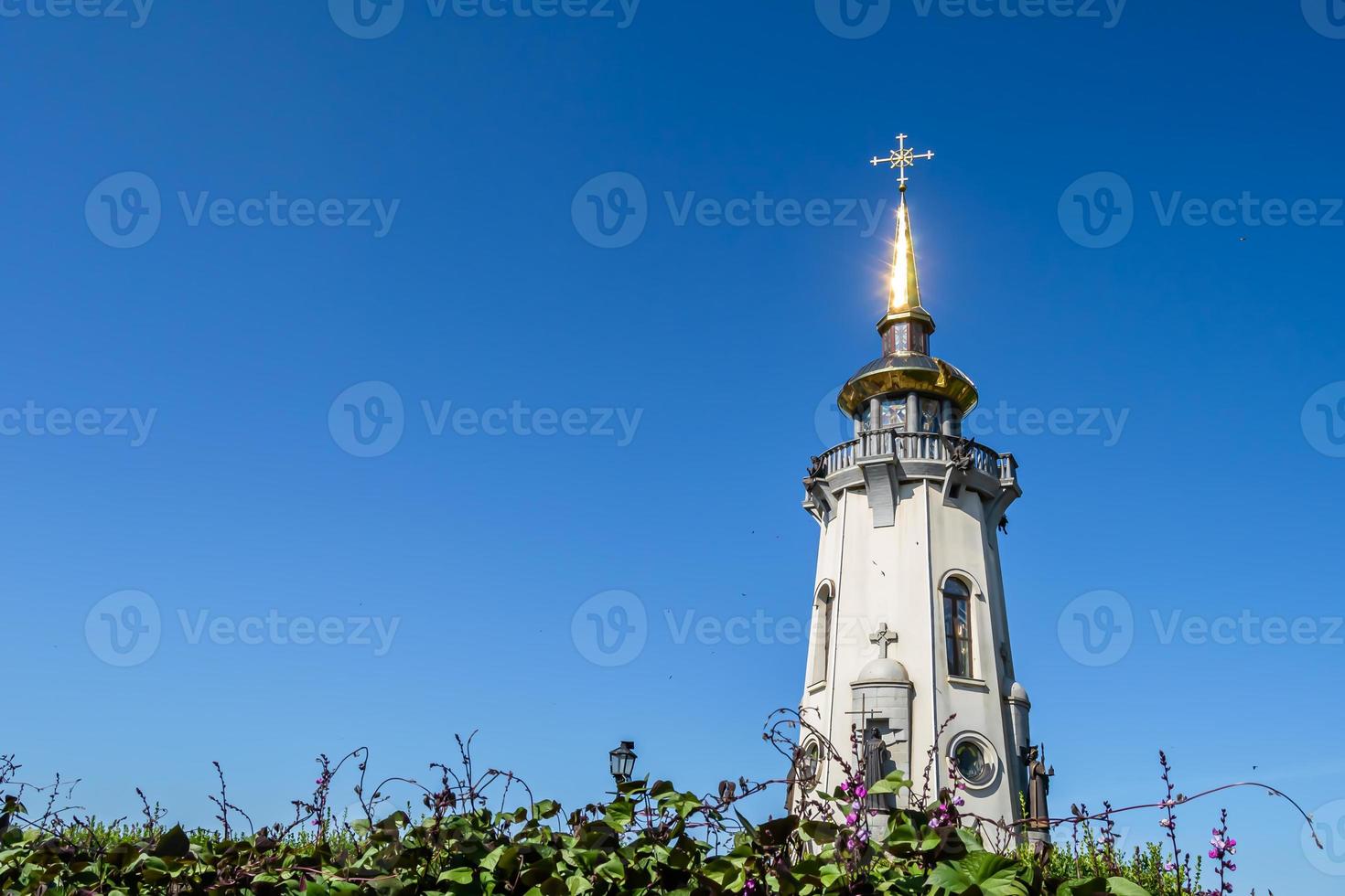 christliches Kirchenkreuz im hohen Kirchturm zum Gebet foto