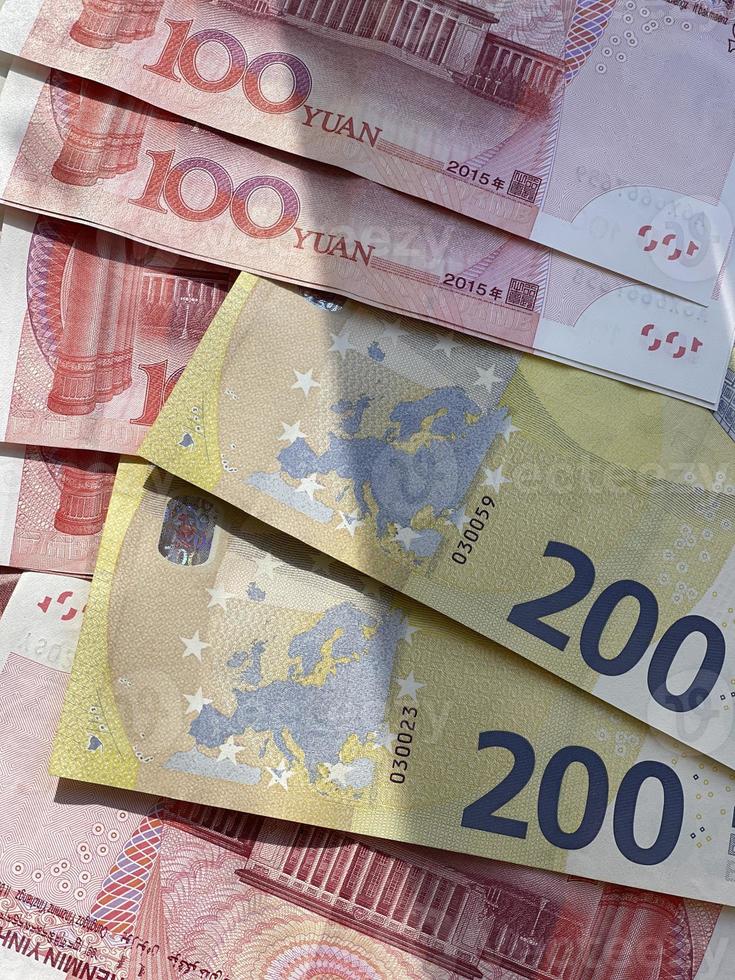 Chinesischer Yuan mit Euro. Geldwechsel. foto