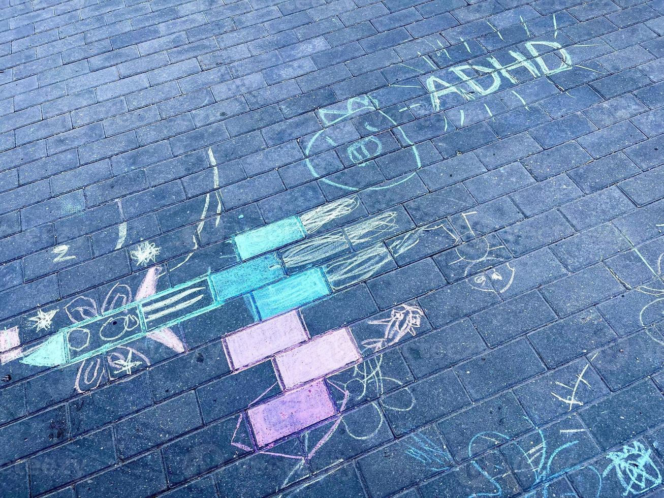 adhs, kreidezeichnung auf asphalt, geisteskrankheit, psychologie foto