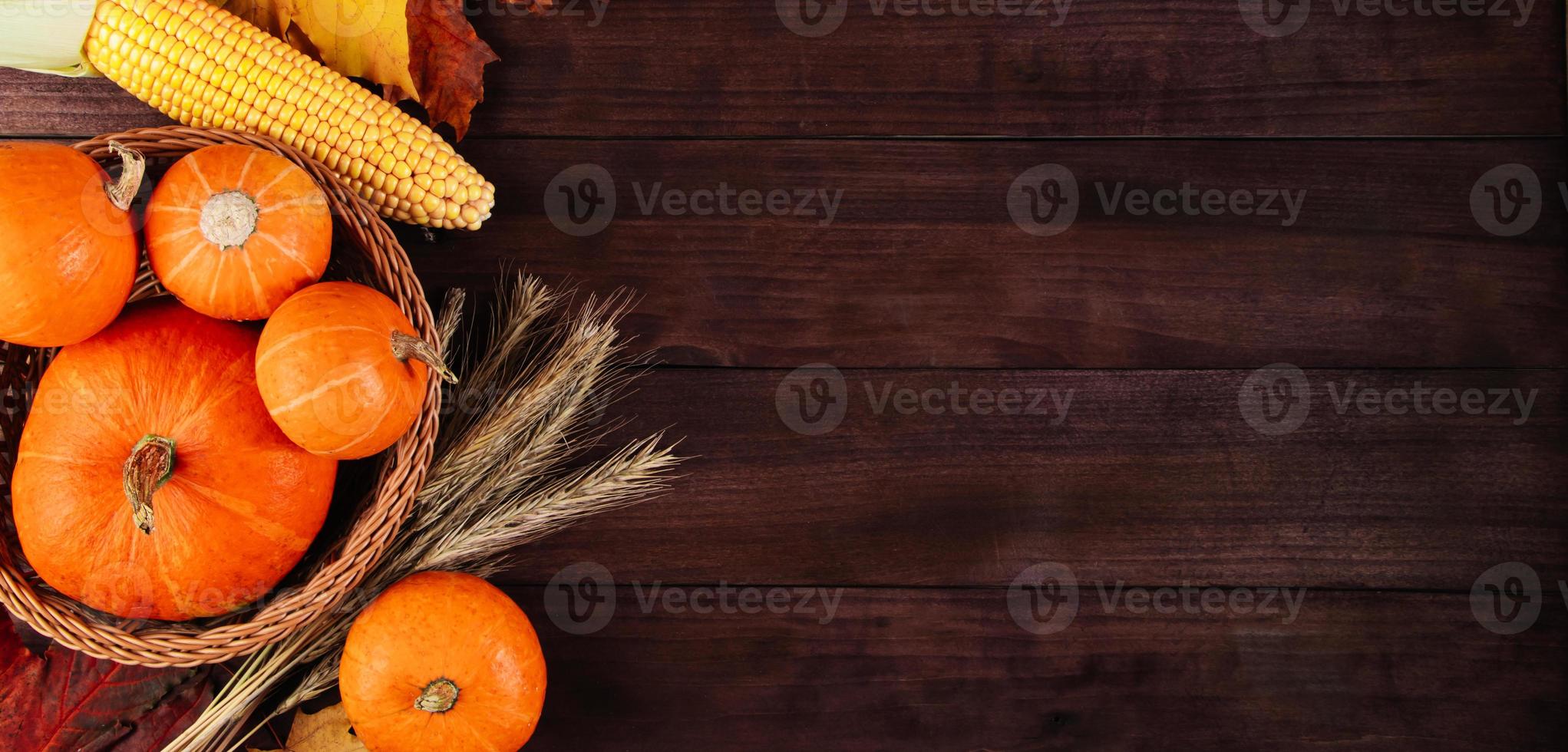 Herbsternte und Danksagung. Reife Kürbisse, Mais und Weizen auf Holzhintergrund. Bannerformat. foto