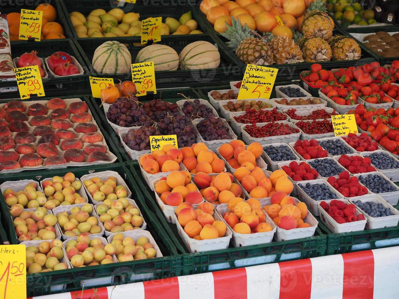 verschiedene Früchte, darunter Beeren, Pfirsiche, Aprikosen, Melonen foto