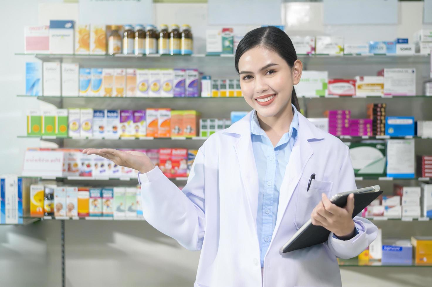 Porträt der Apothekerin mit Tablet in einer modernen Apotheke Drogerie. foto