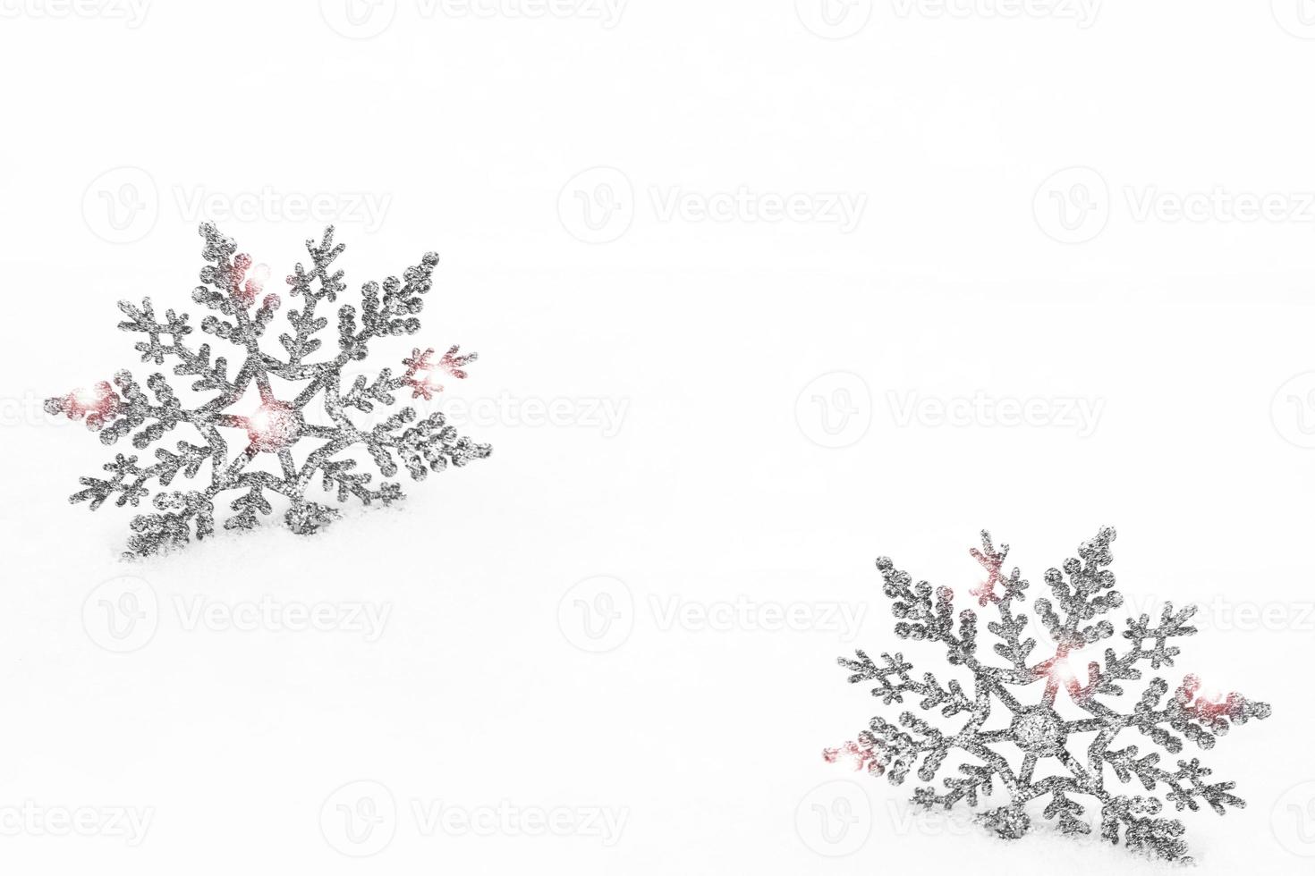 weiße, flauschige Schneeflocken auf Schnee. Winterweihnachtshintergrund. foto