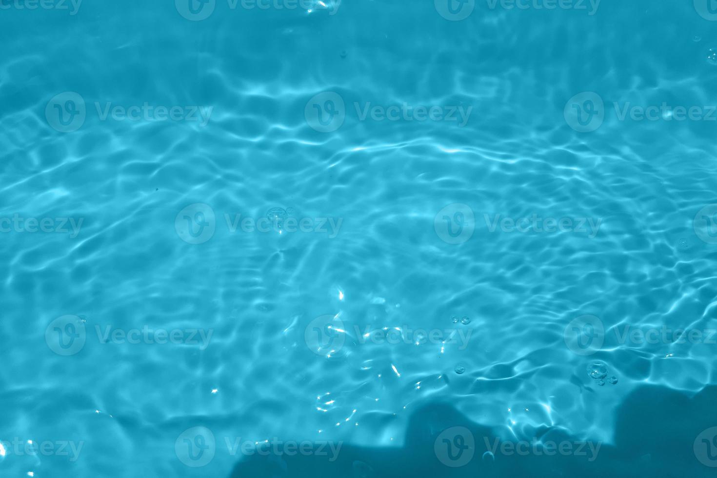 defocus verschwommenes blaues aquarell im schwimmbad gewellter wasserdetailhintergrund. wasserspritzer, wassersprayhintergrund. foto