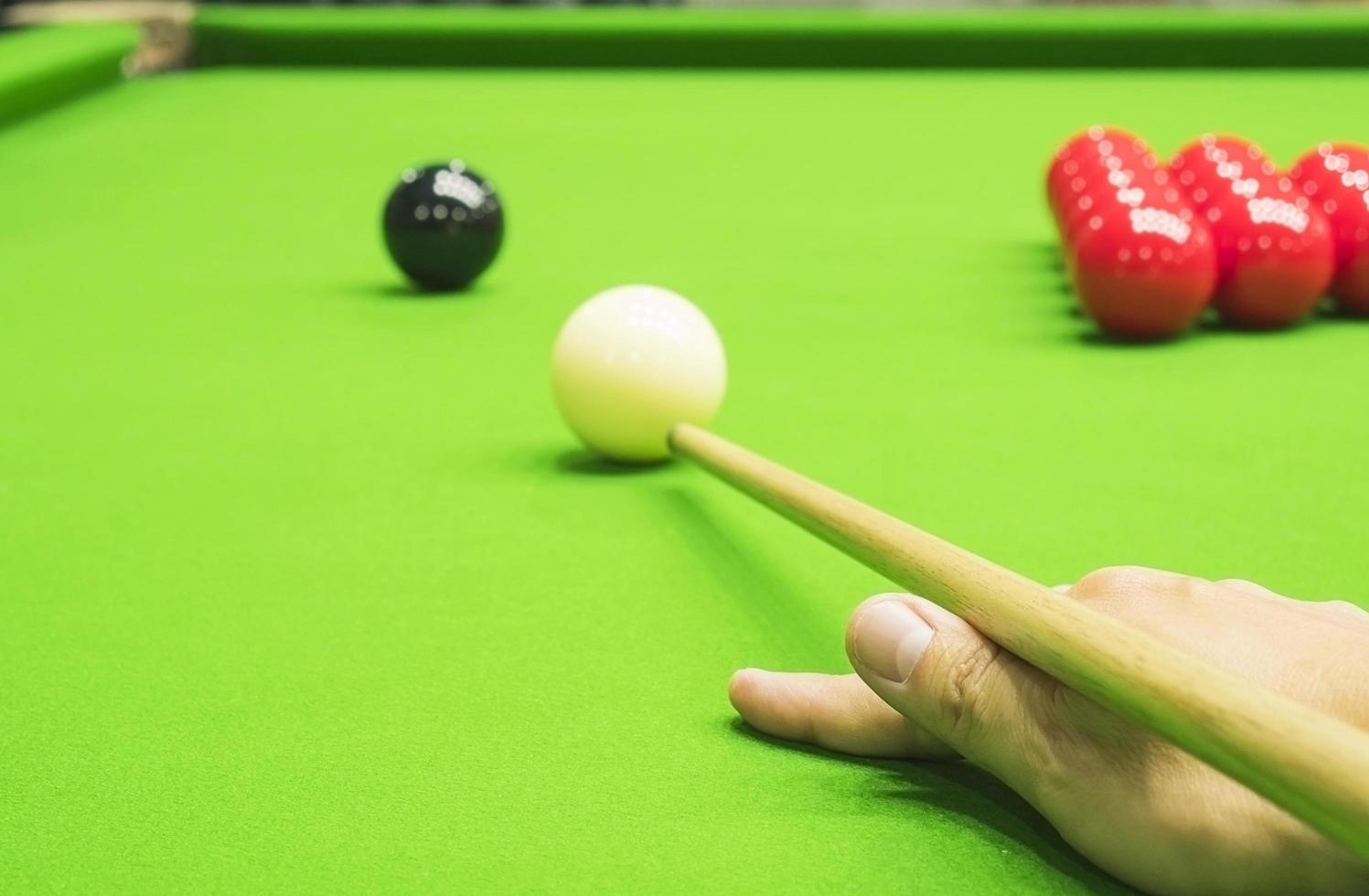 Mann spielt Snooker foto