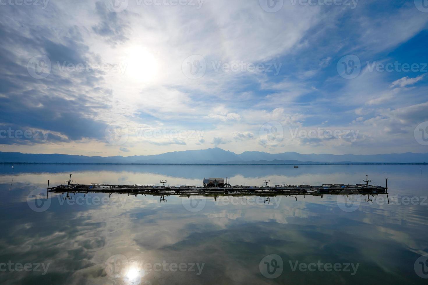 kwan phayao ein see in der provinz phayao im norden thailands. Schießen mit der Drittelregel zwischen Fluss, Wolke und Himmel. foto