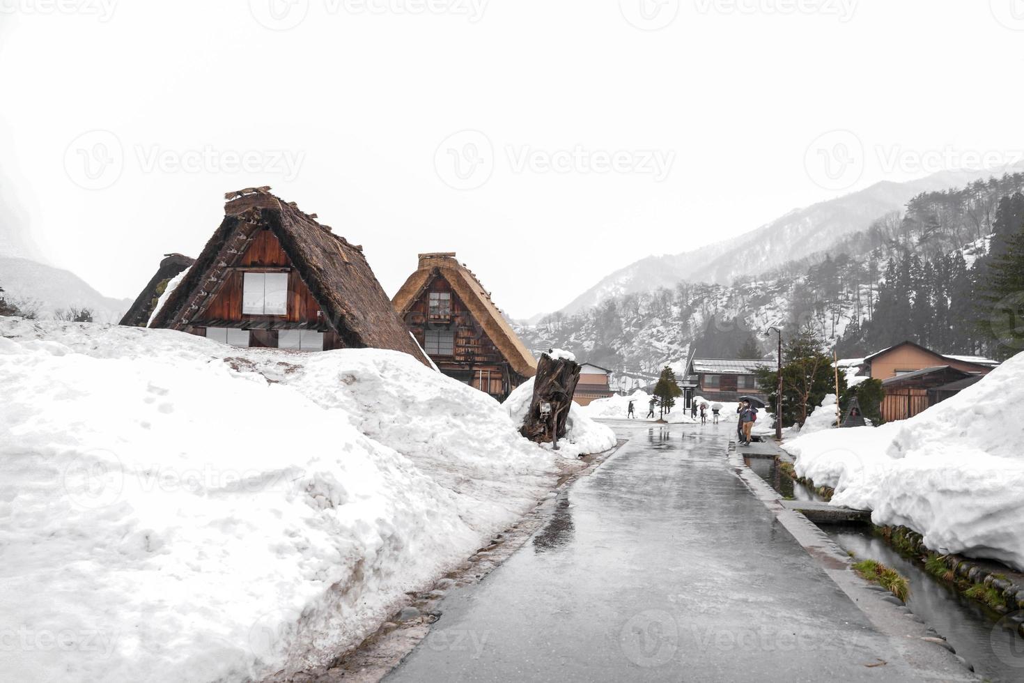 die dörfer shirakawago und gokayama gehören zu den unesco-welterbestätten japans. Bauernhaus im Dorf und Berg dahinter. foto