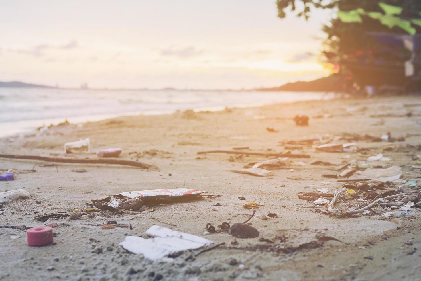 Müll am Sandstrand mit Umweltverschmutzungsproblemen foto