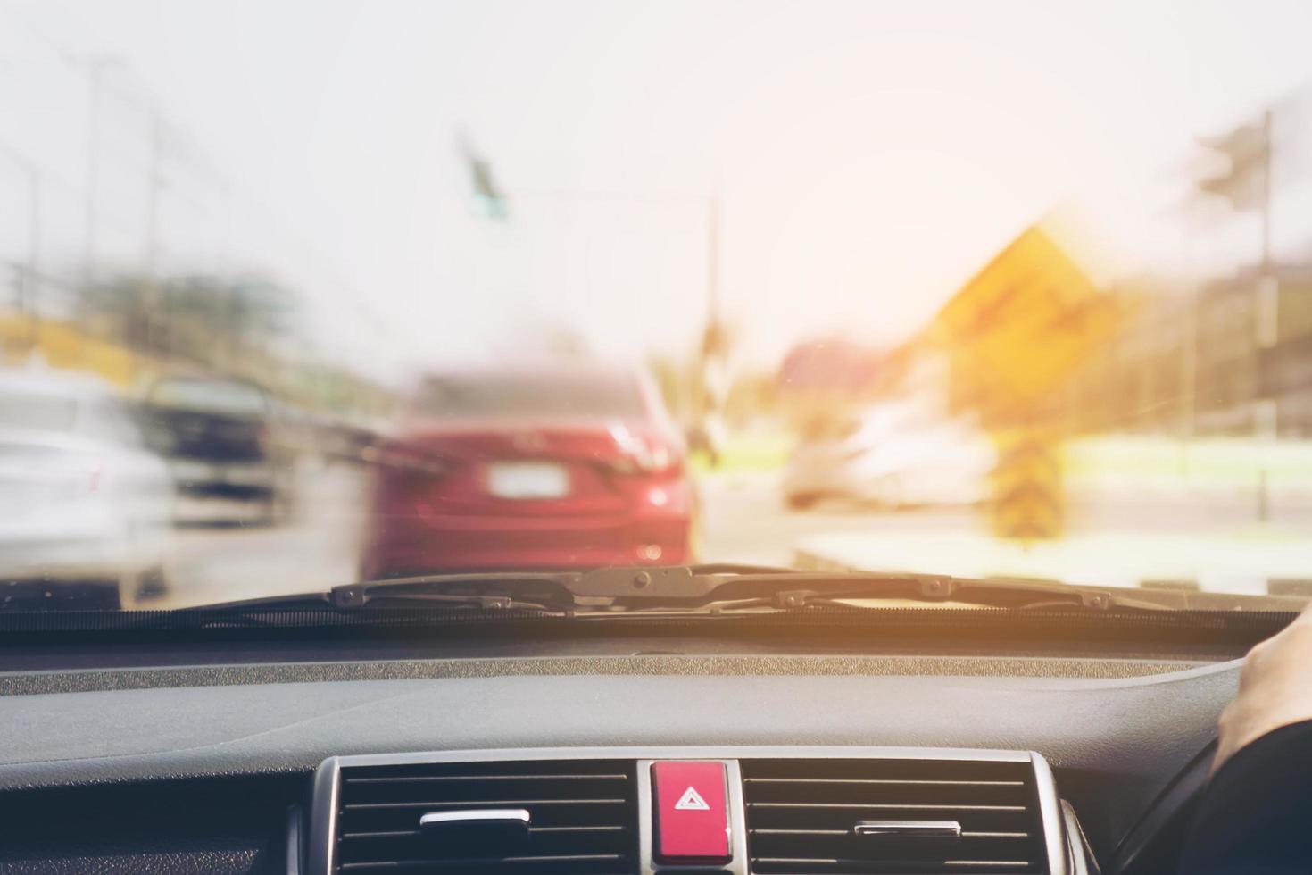 Vorderansicht der Autobewegung mit radialem Unschärfeverkehr voraus foto