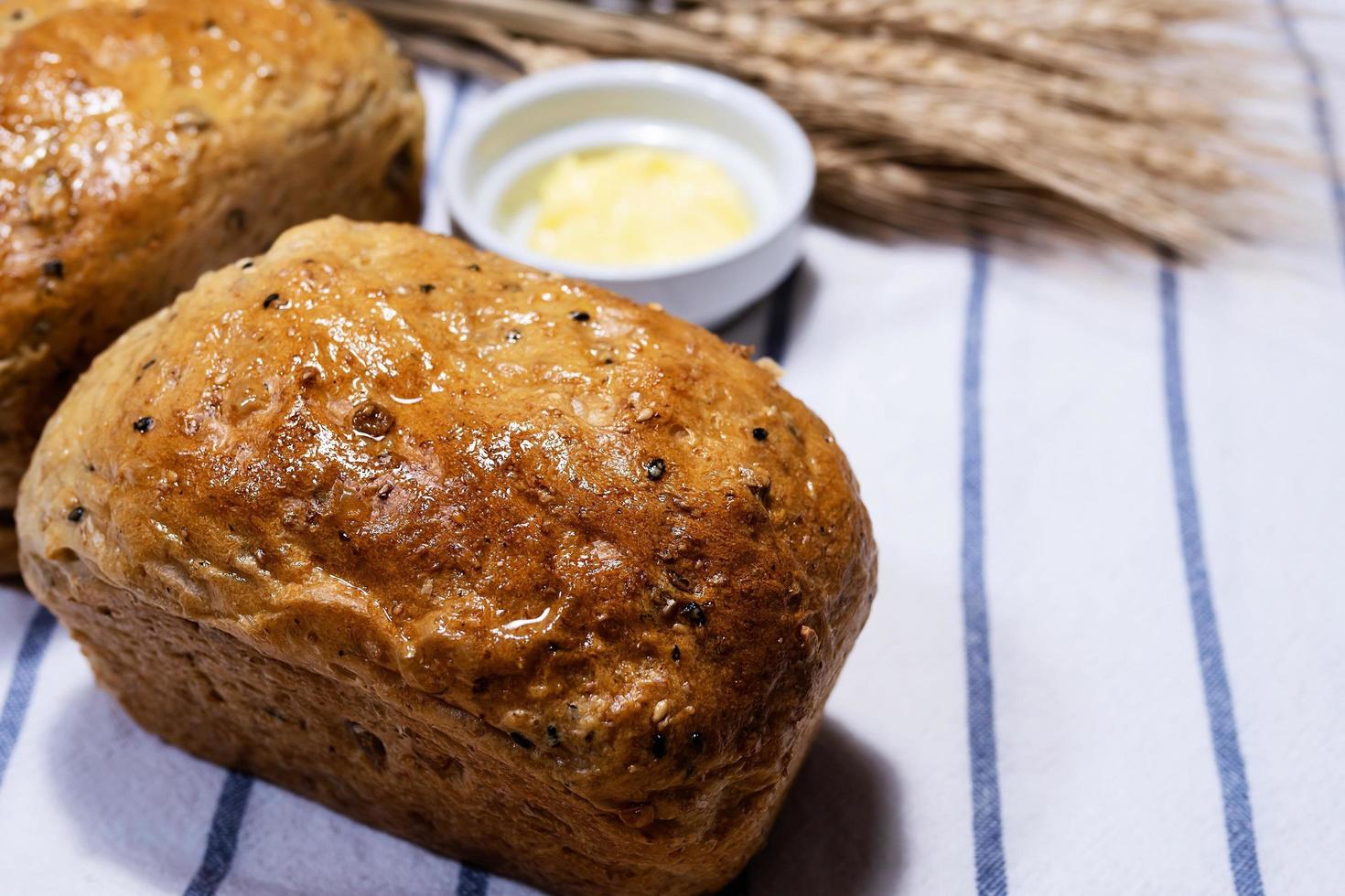 Holewheat-Toast mit trockenem Weizen über Stoff - Backwaren-Braakfast-Hintergrundkonzept foto