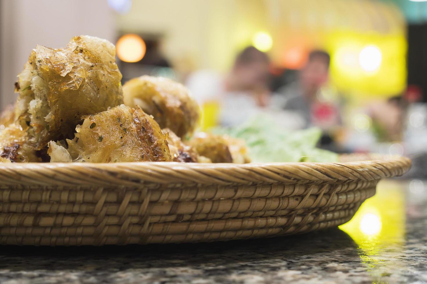 Gebratene Frühlingsrollen im vietnamesischen Restaurant foto