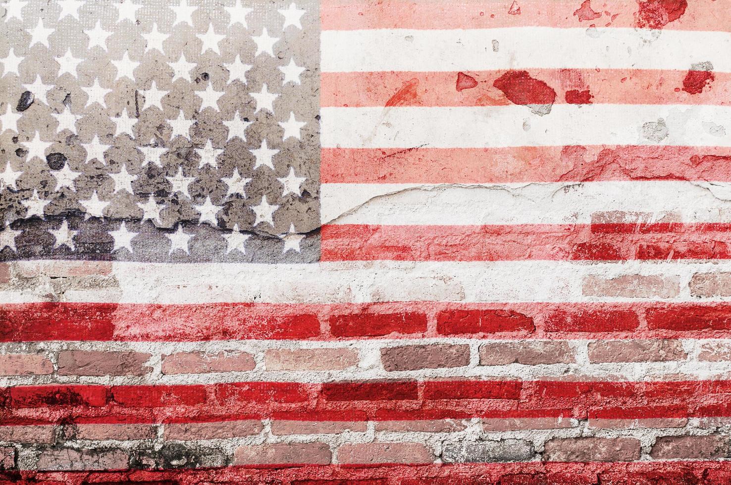 USA-Flaggenüberlagerung auf alter Backstein- und Zementwandstruktur für Hintergrundverwendung foto
