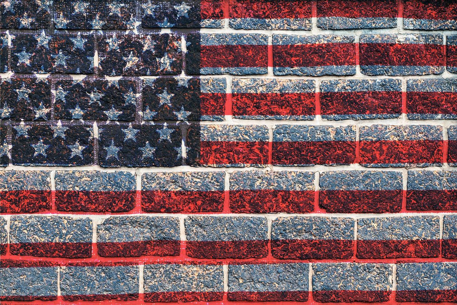 Usa-Flaggenüberlagerung auf alter Granitziegelwandbeschaffenheit für Hintergrundgebrauch foto