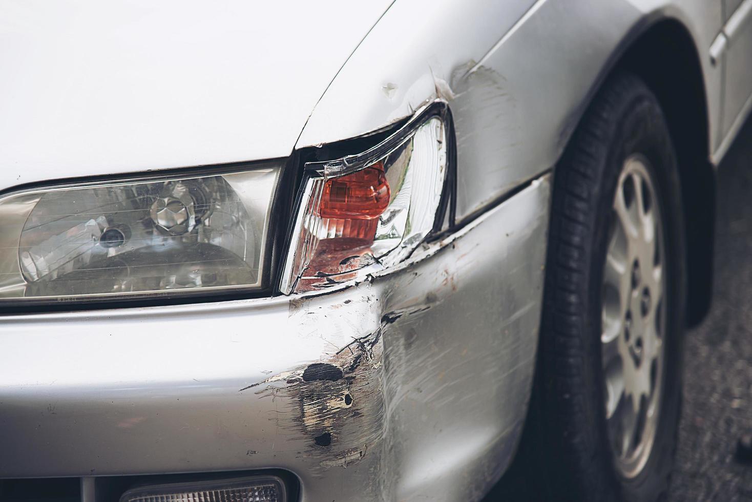 autoschaden bei verkehrsunfall - autoversicherungskonzept foto