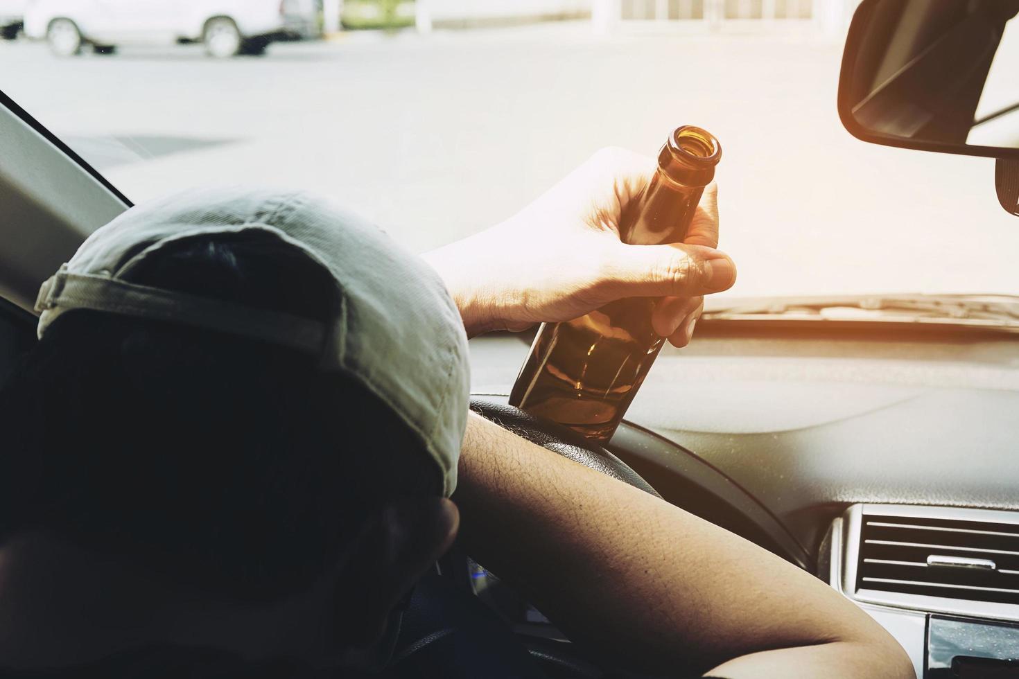 Betrunkener Fahrer schläft während der Fahrt im Auto foto
