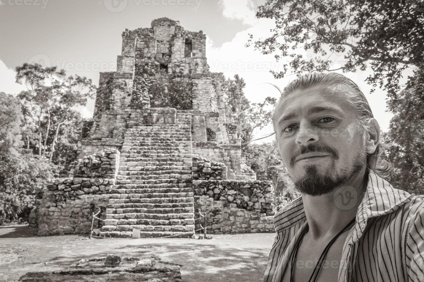 Reiseführer alte Maya-Stätte Tempelruinen Pyramiden Muyil Mexiko. foto