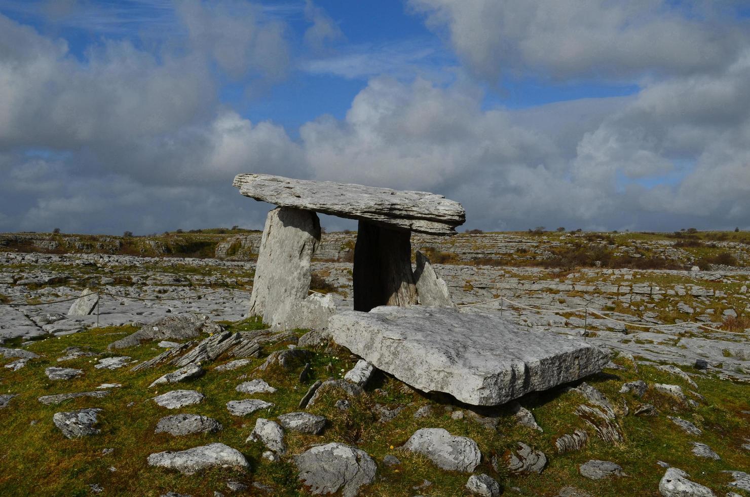 Steine auf dem Burren und dem Portalgrab foto